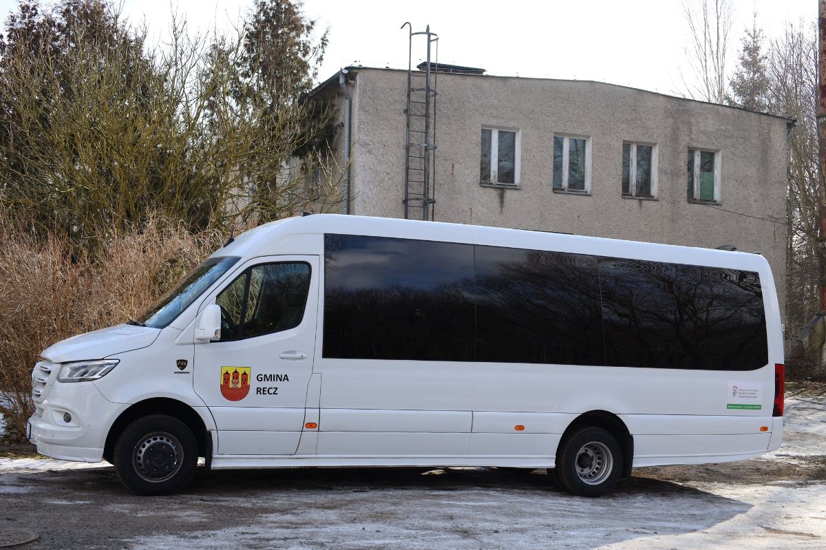 Galeria zdjęć: Autobus (22+1+1 miejsc) przystosowany do przewozu osób z niepełnosprawnościami w tym dzieci poruszające się na wózkach inwalidzkich