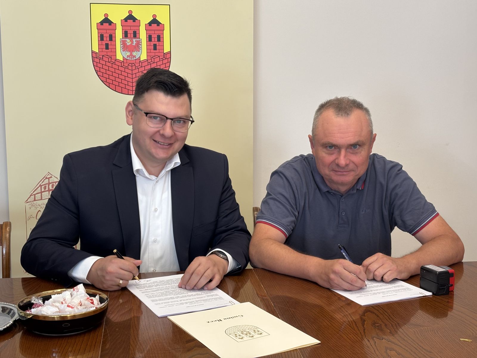Zdjęcie: Podpisanie umowy na remont ciągów pieszych na cmentarzu komunalnym w Reczu.